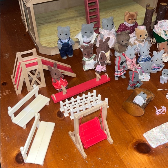 Vtg 1985 Sylvanian Familes Red Roof Cottage +Furniture + Animals Calico Critters - Picture 2 of 11